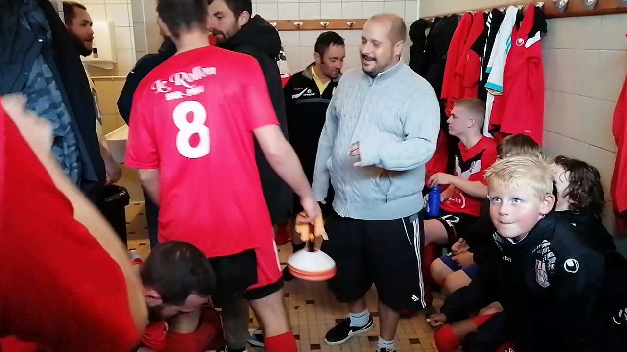 Le cri de guerre des vainqueurs accompagnés des ramasseurs de balles.