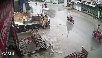 Clip: Người phụ nữ bị kéo lê giữa đường vì cố giữ điện thoại khỏi kẻ gian