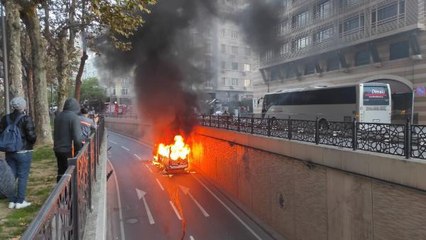 Şişli'de servis minibüsü alev alev yandı