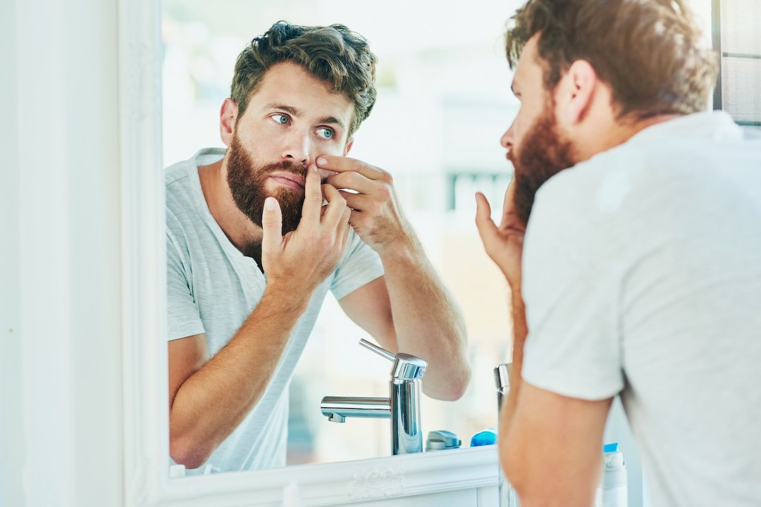 Il se perce un bouton sur son menton et frôle la mort