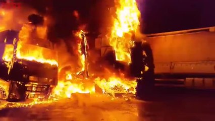 Espectacular incendio en un aparcamiento de camiones en Reus