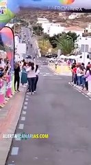 سيدة تقطع طريق سباق دراجات فجأة وتصطدم بمتسابق وتحرمه من الفوز