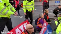 La police ne peut pas arrêter les manifestants qui se sont collés au sol