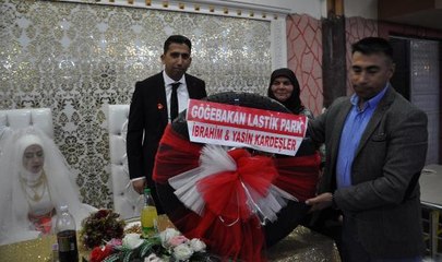 DAMADA DÜĞÜNÜNDE ALTIN YERİNE ARAÇ LASTİĞİ HEDİYE ETTİ