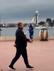 Temizlik personeli ile sokak köpeğinin görüntüleri gündem oldu