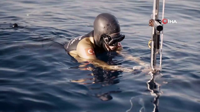 Şahika Ercümen 100 metreye dalarak dünya rekoru kırdı