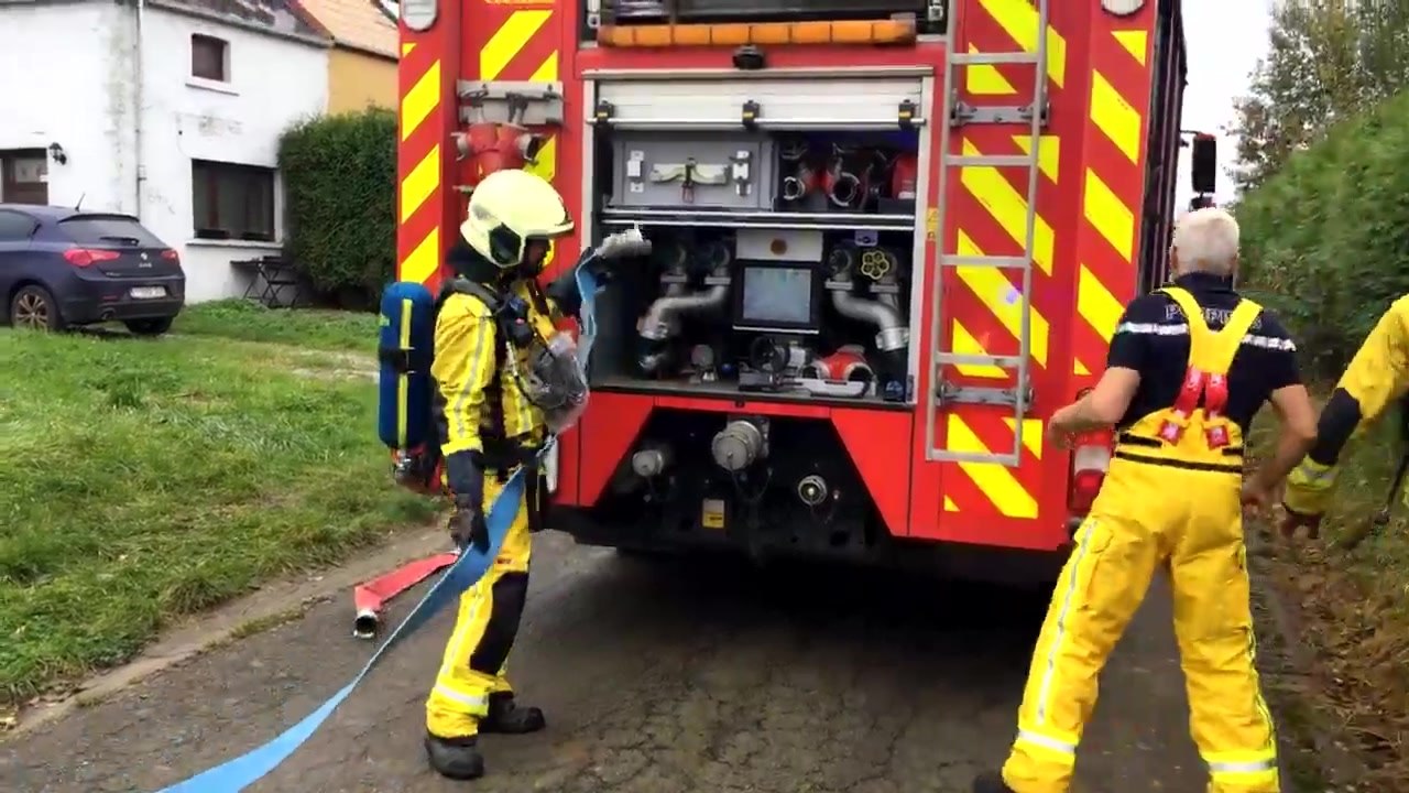 Les pompiers NAGE interviennent sur un incendie dans le village de Bolinne (Eghezée).