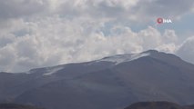 Bitlis'in yüksek kesimlerine mevsimin ilk karı yağdı