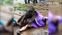 Bebek filin insan dostu ile oyunu gülümsetti