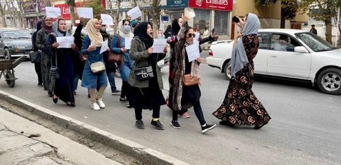 Afganistan'da kadınlar Birleşmiş Milletler Afganistan Yardım Misyonu'nu protesto etti