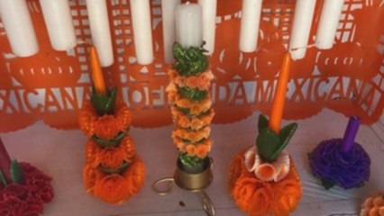 Delicadas y poderosas velas escamadas iluminan el camino de las almas en México