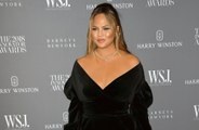 Chrissy Teigen se lleva las cenizas de su hijo Jack a los viajes familiares