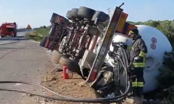 Ostuni (BR) - Autocisterna di Gpl si ribalta in autostrada: soccorso conducente incastrato in abitacolo (26.10.21)