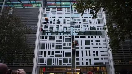 Activistas medioambientales protestan descolgando una pancarta en el Ministerio de Interior británico