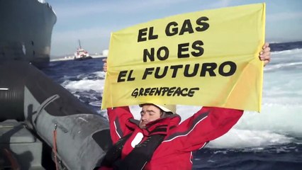 Activistes de Greenpeace bloquen un vaixell carregat de gas liquat al port de Sagunt
