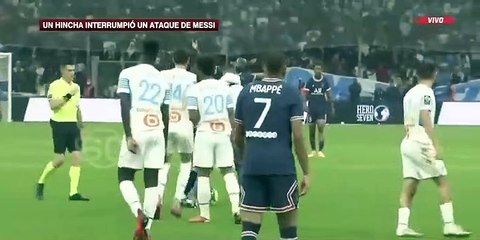 لحظة اقتحام مشجع الملعب وإيقافه هجمة مرتدة لميسي