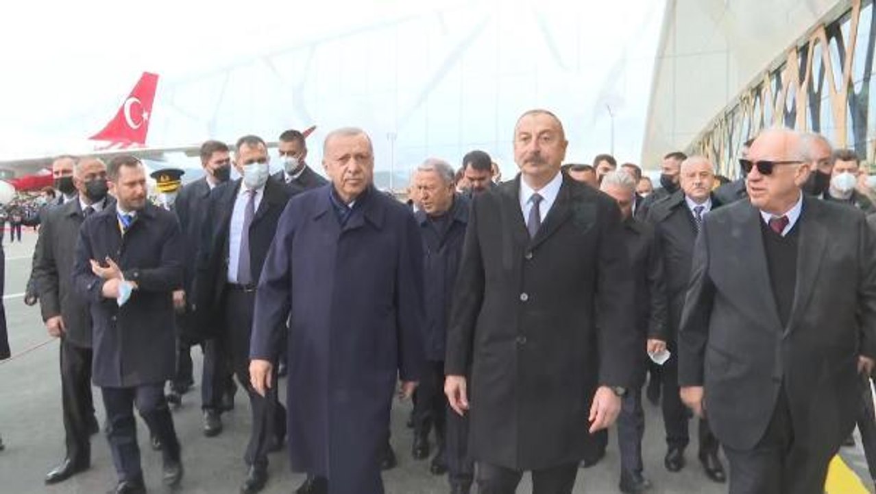 Cumhurbaşkanı Erdoğan, mevkidaşı Aliyev ile Füzuli Havalimanı'nda incelemelerde bulundu