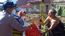 Mensos Risma Beri Bantuan Warga Terdampak Banjir di Kalbar
