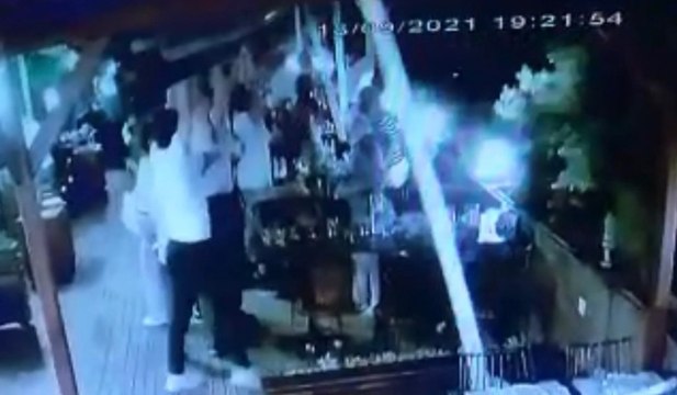 İstanbul’da akıl almaz olay kamerada: Yemek yerken üzerine tente devrildi