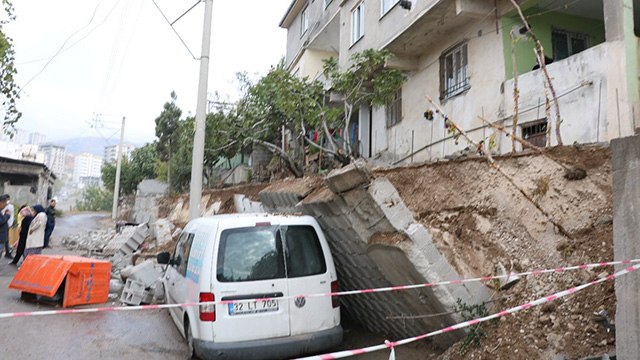 İstinat duvarı çöktü iki araç hurdaya döndü