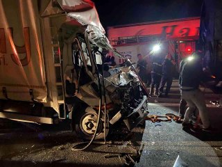 TEM'de un yüklü kamyona çarpan kamyonet bu hale geldi