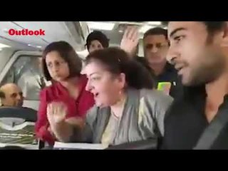 Скачать видео: Kashmiri Woman Narrates Ordeal To Rahul Gandhi On Flight