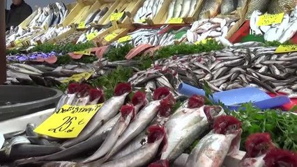 Karadeniz'deki hamsi bolluğu pazar tezgahlarındaki fiyatlara yansıdı