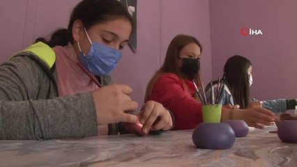 Bu merkezde kadınlar para kazanabilecekleri beceriler kazanıyor