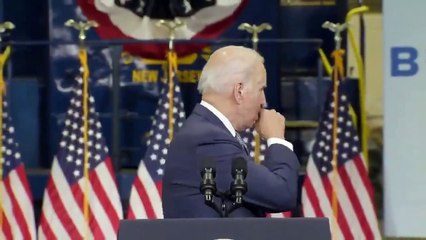 Joe Biden tousse dans sa main et va serrer des mains dans le public