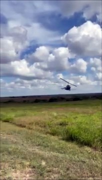un hélicoptère vient atterrir sur un camion... la grande classe