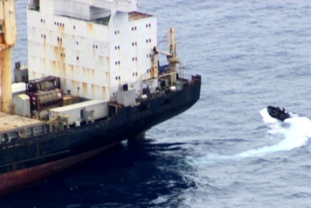 Gine Körfezi'nde yük gemisini ele geçirmek isteyen korsanlara Rus savaş gemisi müdahale etti