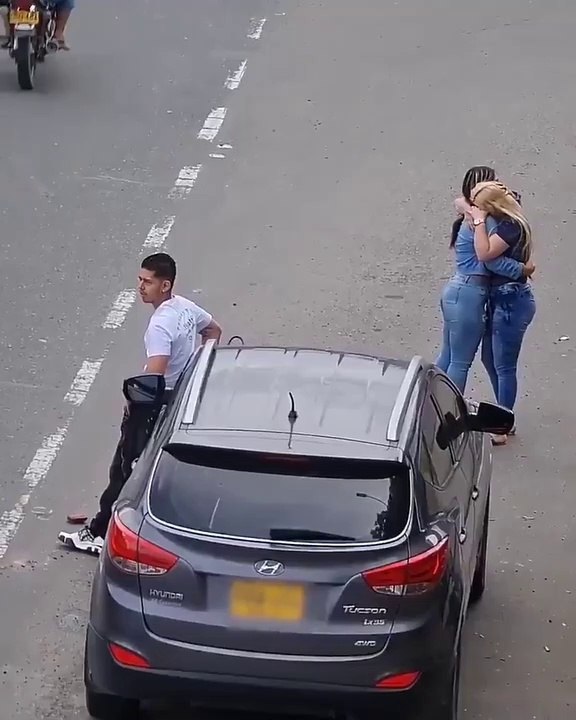 شاهد كيف عانقت المراة التي خانتها مع زوجها