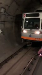 İstanbul'da yine metro arızası! Vatandaşlar metro hattında yürümek zorunda kaldı
