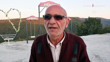 Manisa'da restoran işletmecisinin tilkilerle olan dostluğu görenleri şaşırtıyor