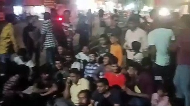 दुकानदार से लूट का प्रयास, भागकर बचा, पथराव से टैक्सियों में तोड़-फोड़