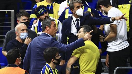 Ali Koç, Fenerbahçe Beko-Barcelona maçının ardından takımı protesto eden taraftarlarla tartıştı
