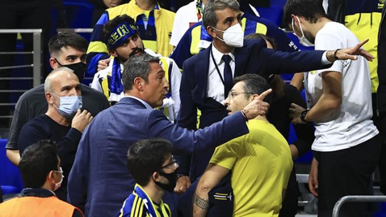 Ali Koç, Fenerbahçe Beko-Barcelona maçının ardından takımı protesto eden taraftarlarla tartıştı