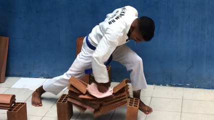 QUEBRAMENTO DE TELHAS - TAEKWONDO