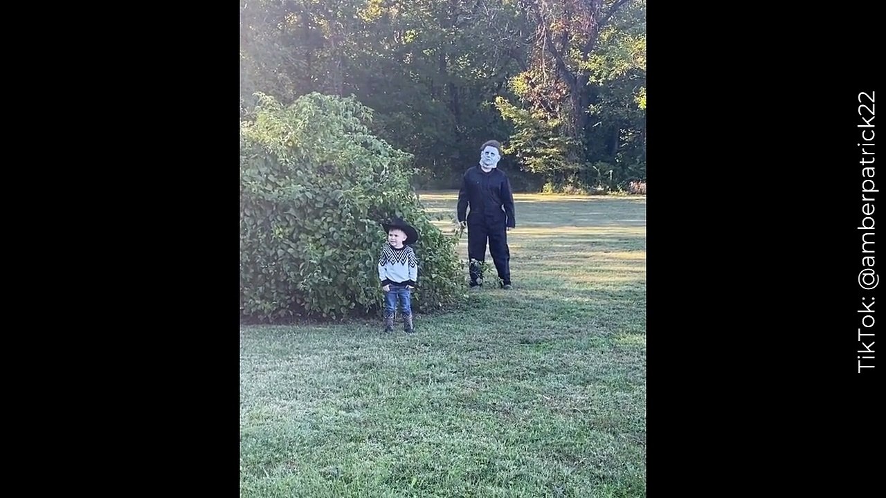 Intentan asustar a un niño con disfraz de 'Michael Myers', pero él respondió con un abrazo