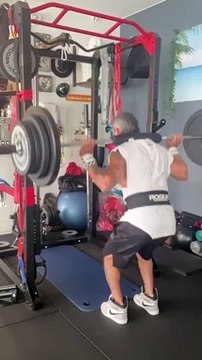 —Gear from @bodyengineers —Happy Friday ! —Salut la famille, j’espère que vous allez bien ? Voici mon entraînement Jambes de ce vendredi matin. Bon entraînement! —SAVE This Leg Day1. Cardio AirBike - 4✖️30 sec.2. Barbell Squat - 4✖️10reps.3