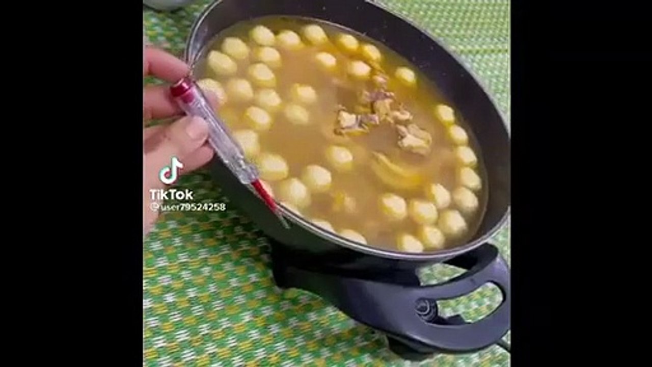 Clip: Đang ăn lẩu thì cảm thấy tê tay, anh chàng dùng bút thử điện kiểm tra bỗng phát sáng bất ngờ