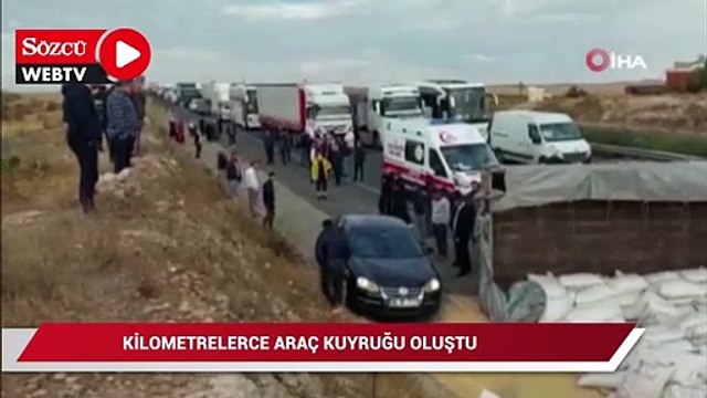 Devrilen tır otoyolu kapattı, kilometrelerce araç kuyruğu oluştu