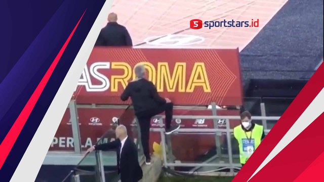 Bikin Heboh, Kena Kartu Merah Mourinho Panjat Pagar Stadion
