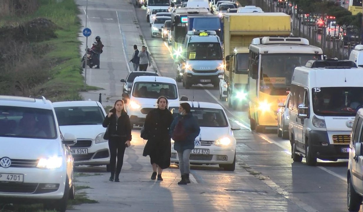 Kaldırımı 3’üncü şerit yaptılar; yayalardan da yol istediler