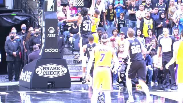 Westbrook dunk lights up Lakers-Spurs thriller