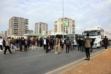 GAZİANTEP'TE ÜST GEÇİT İSTEYEN VATANDAŞLAR YOLU KAPATTI