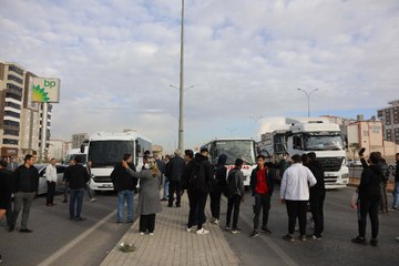 Download Video: Üst geçit isteyen vatandaşlar eylem yapıp, yolu kapattı