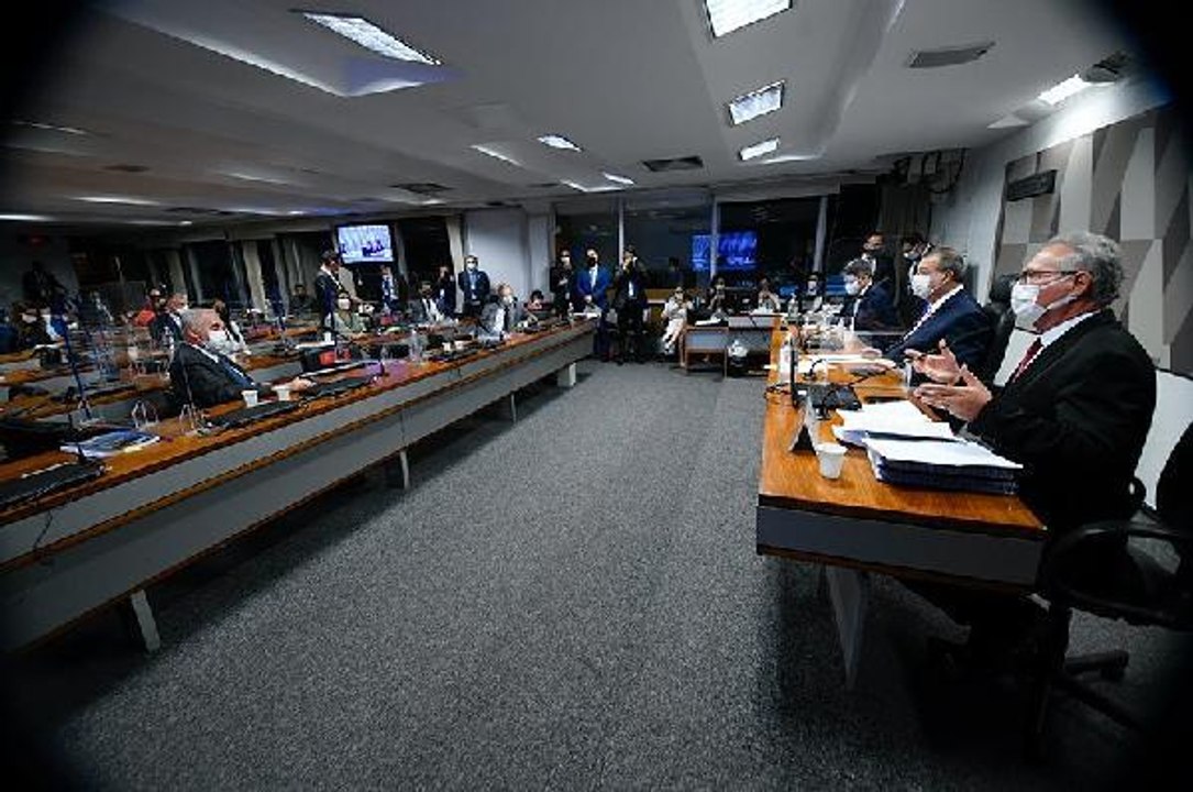 Brezilya Parlamentosu, Bolsonaro'yu 9 suçla itham eden raporu onayladı