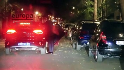 Sharon Corr llega a casa acompañada por un hombre y con dificultades para andar