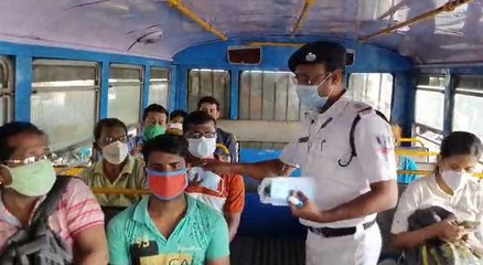 বিধান নগর পুলিশ কমিশনারেটের তরফে মাস্ক বিলি ও যারা মাস্ক পরে নেই তাদের সতর্ক করলেন